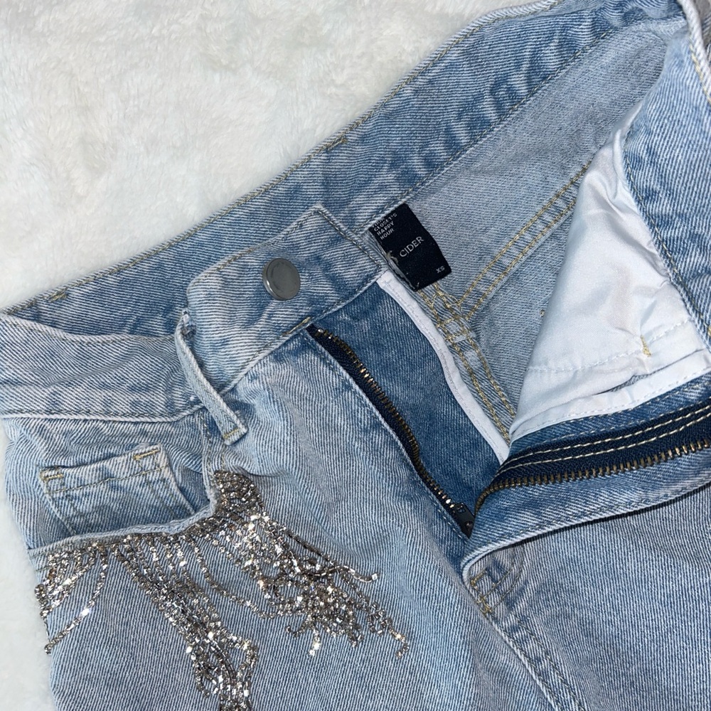 Light Wash Jean Shorts w Rhinestone Embellishments XS(2)
